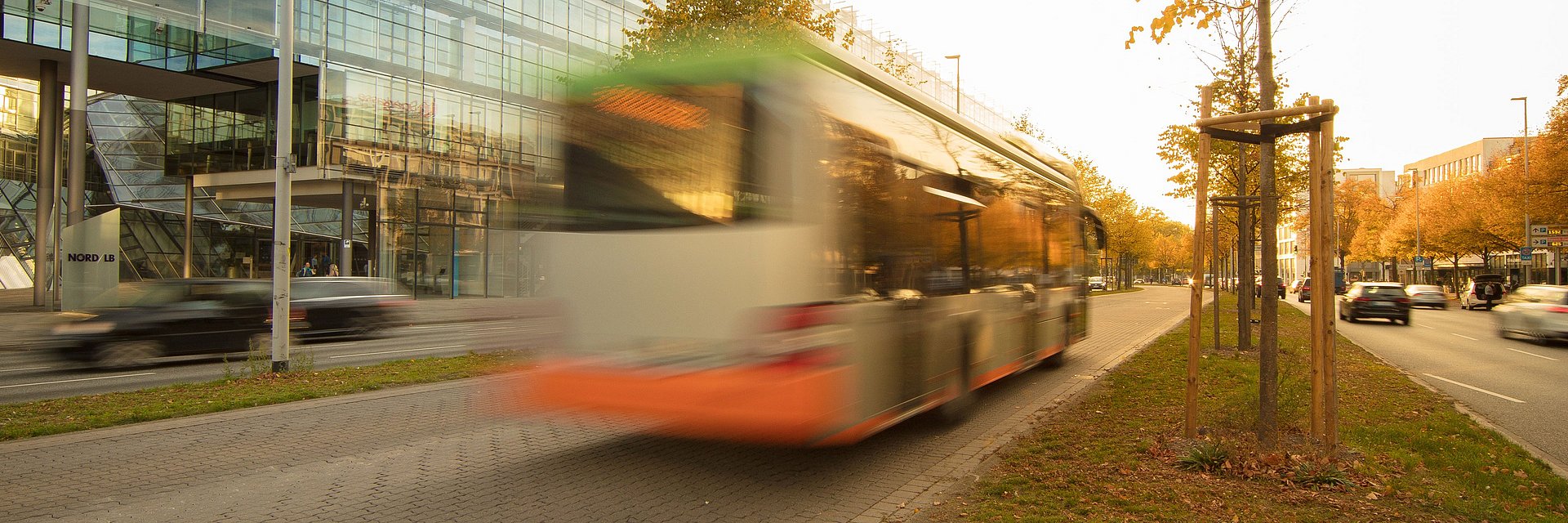 Bild von einem fahrenden ÜSTRA Bus in der Innenstadt