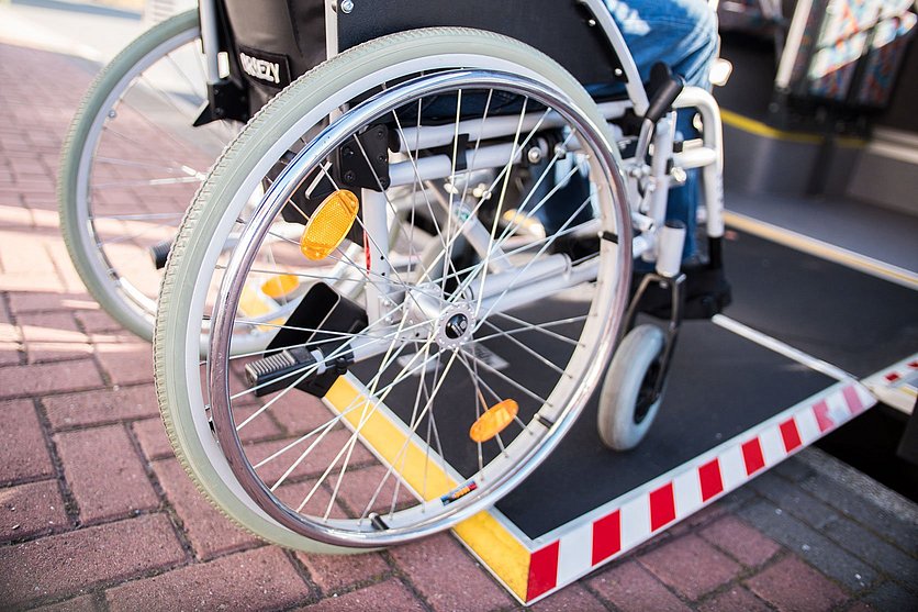 Person mit Rollstuhl auf einer Niederflurrampe beim Einstieg in einen regiobus