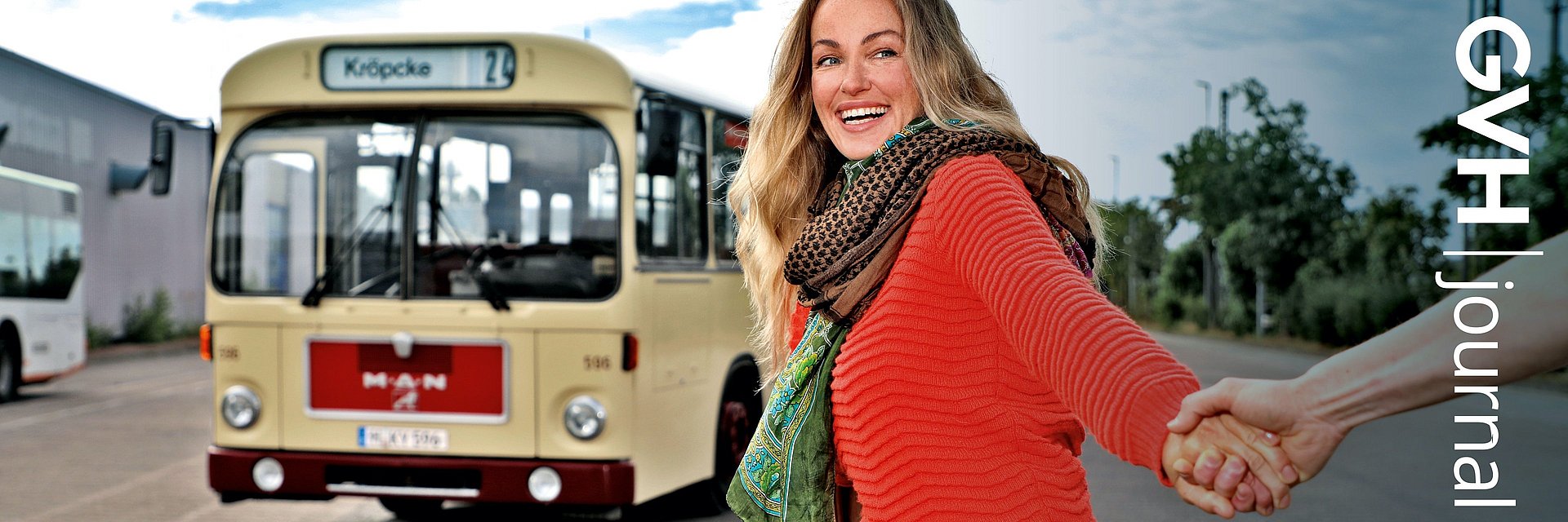 Titelbild des GVH journal 3.2020: Eine Frau zieht eine andere Person an der Hand zu einem historischen Bus.