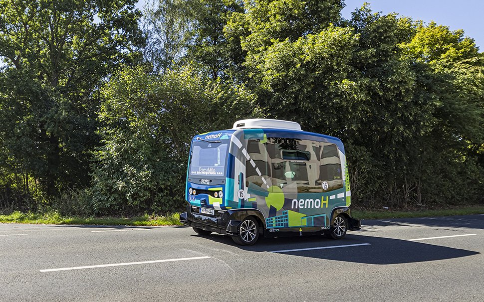 Der autonome Kleinbus fährt auf einer Straße entlang