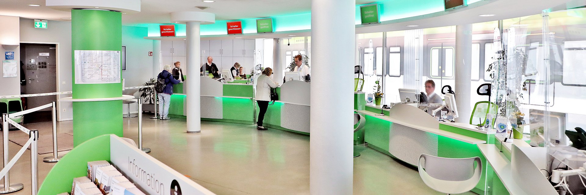 Im Innenraum des GVH Kundenzentrums informieren sich Kundinnen und Kunden an den Serviceschaltern.