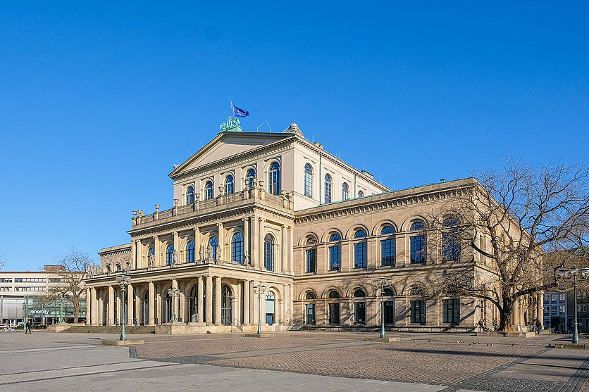 Die Staatsoper Hannover. Im Hintergrund strahlend blauer Himmel.
